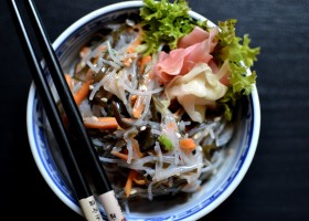 Sałatka z makaronu ryżowego i glonów