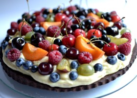 Bardzo czekoladowe ciasto z kremem jaglanym i owocami