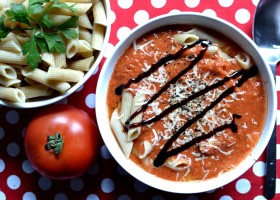 Letnia zupa krem z pomidorów i papryki