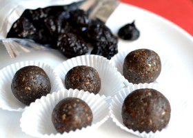 Makowe trufle z suszoną śliwką