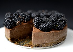 Czekoladowy budyniowiec z jeżynami