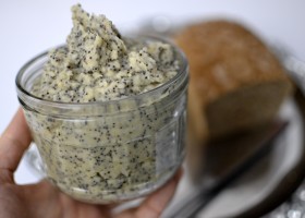 Pasta z fasoli z makiem, jabłkiem i cebulą