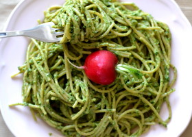Spaghetti z pesto z liści rzodkiewki