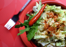 Surówka z młodej kapusty z tahini