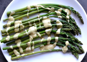 Wegański sos holenderski