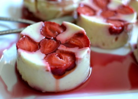 Jaglano-kokosowa panna cotta z truskawkami