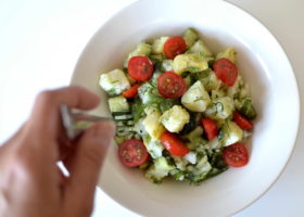 Sałatka ziemniaczana z ogórkiem małosolnym