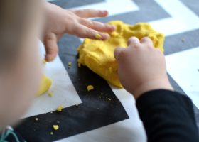 Domowy piasek kinetyczny do kąpieli