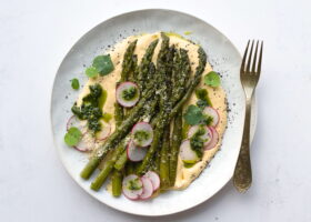 Szparagi z domowym majonezem, pietruszkową oliwą i wegańskim parmezanem